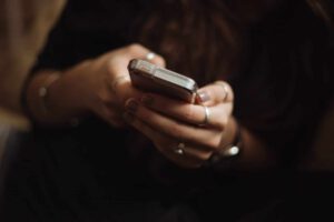15 Exciting Sexting Statistics & Facts to Know in 2024